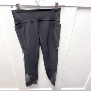 ⬇️$45‎ Lululemon black mesh capris leggings size 6